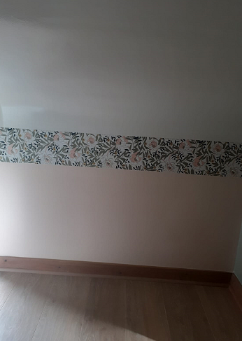 Sangare peinture pose frise et mur blanc et rose pale