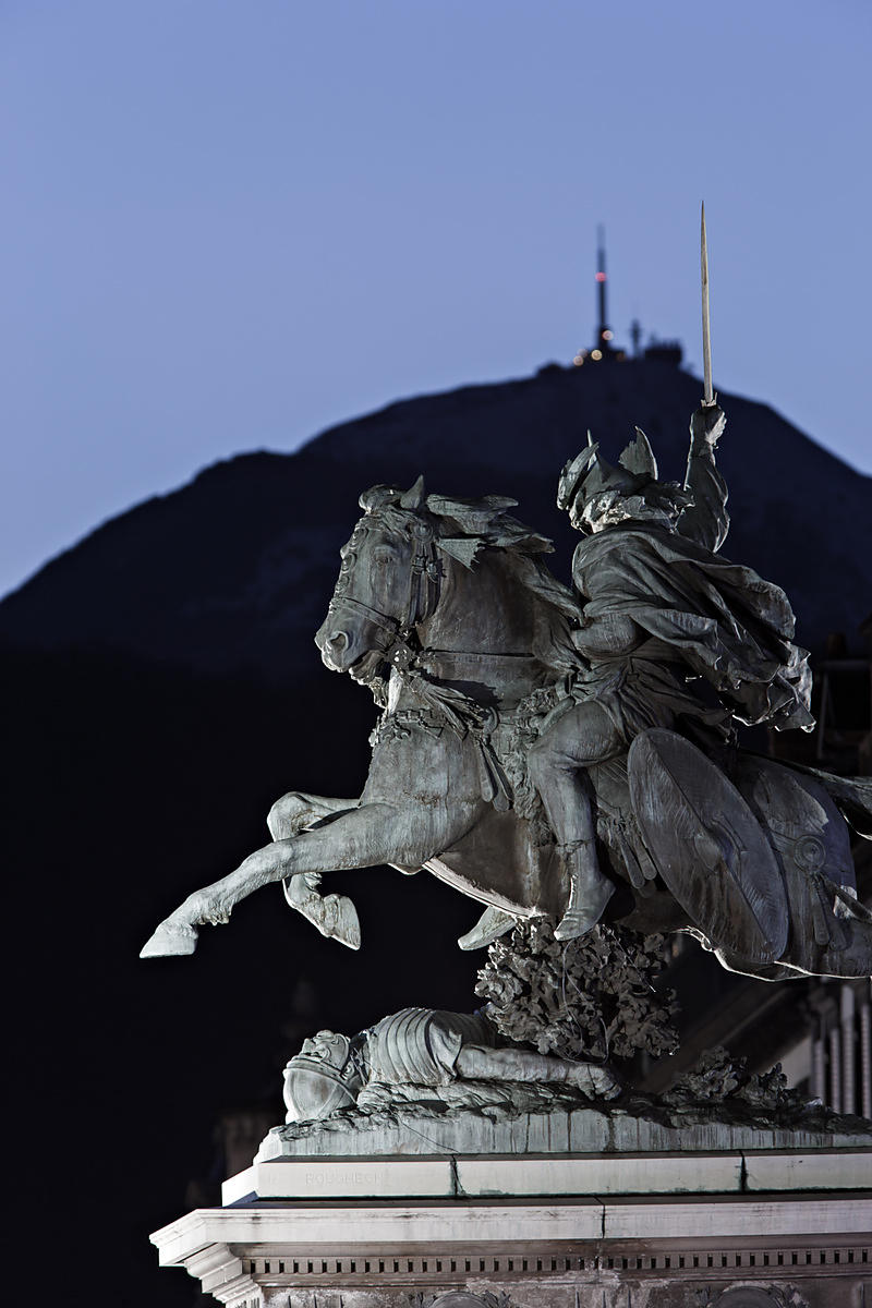 Statue vercingetorix de clermont ferrand devant puy de dome uxga