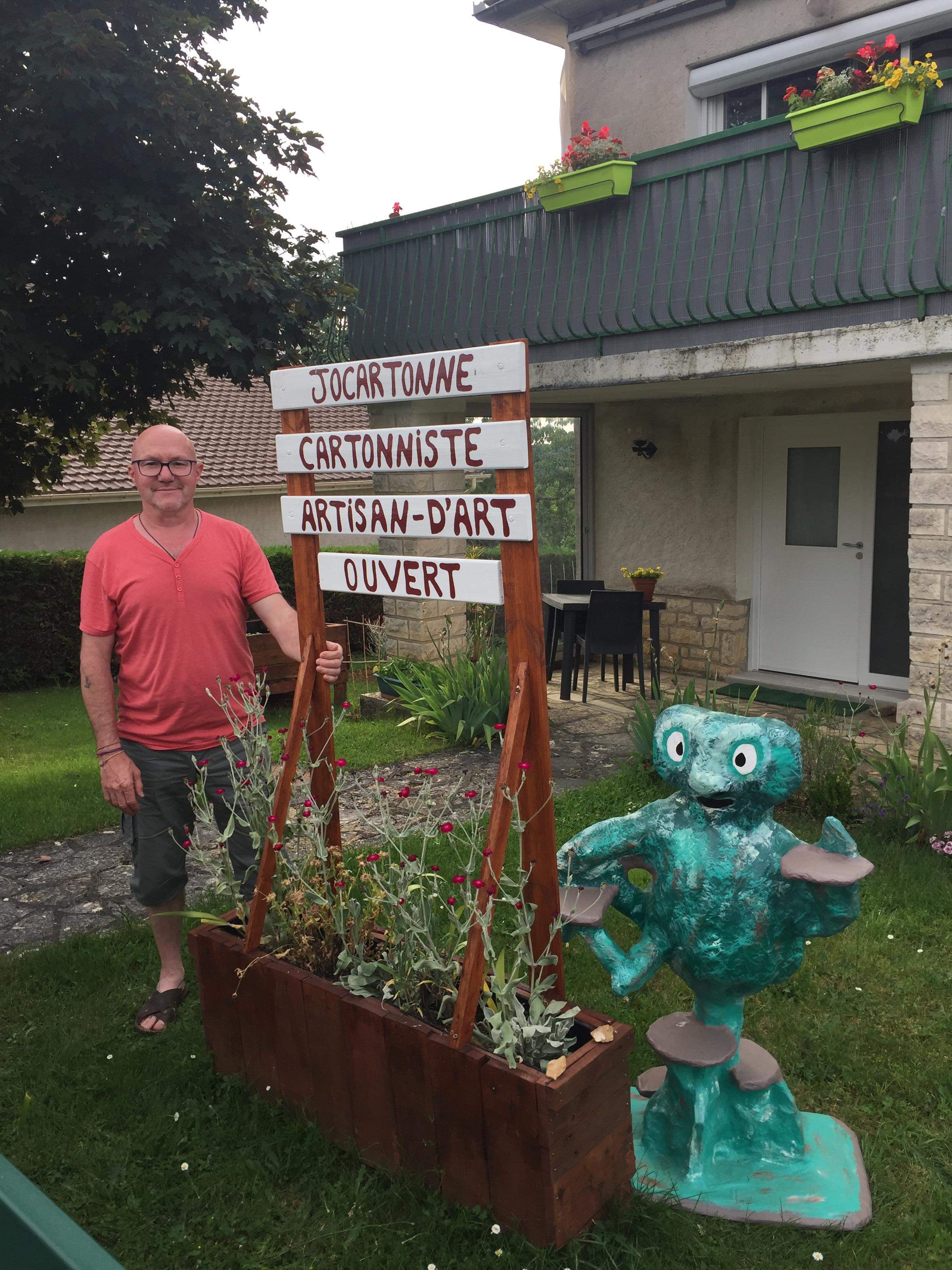 Jocartonne-devant-son-domicile
