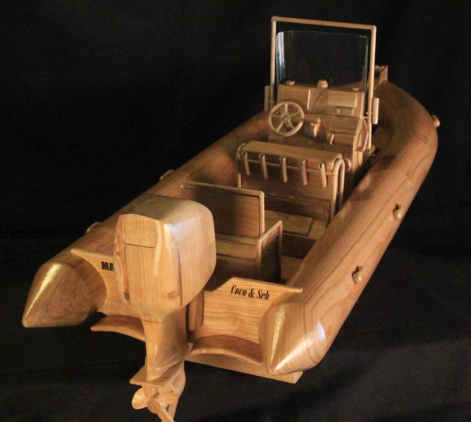 Maquette de bateau à moteur pneumatique semi-rigide Zeppelin 21 VPro en meurisier