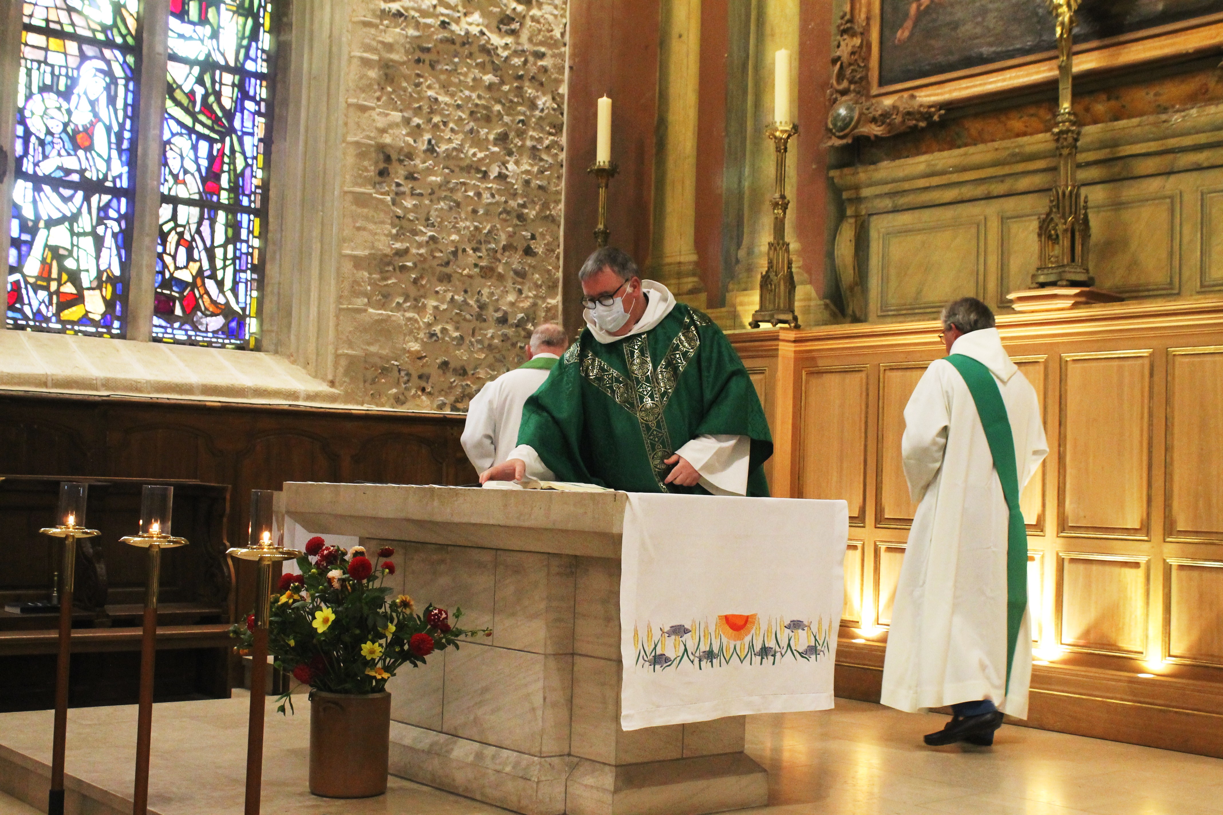 Img 2245 le pere breant a l autel
