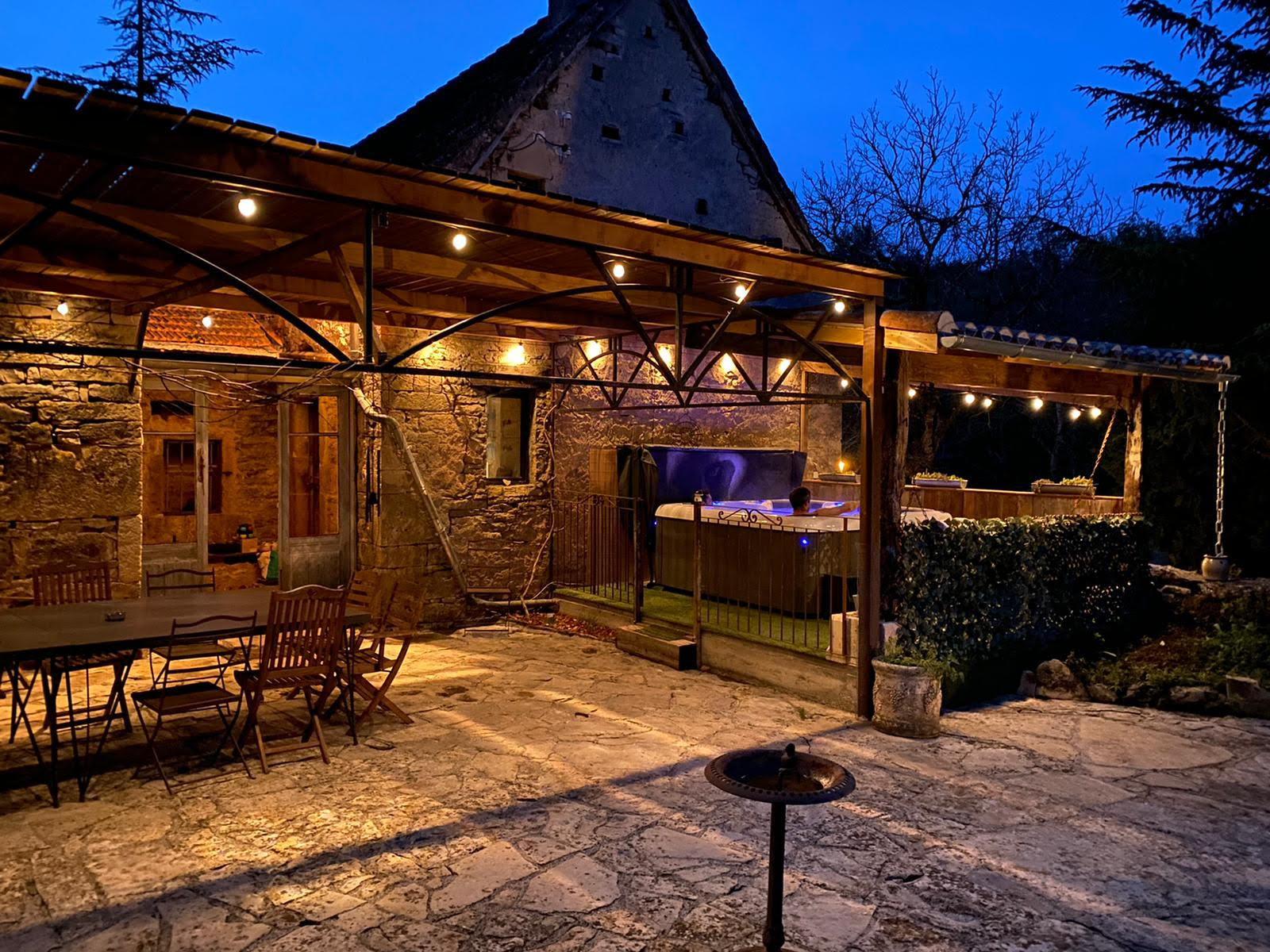 Terrasse allumee et spa