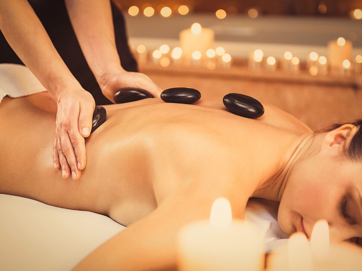 Massage-aux-pierres-chaudes-ce-qu-il-faut-savoir-avant-d-en-profiter