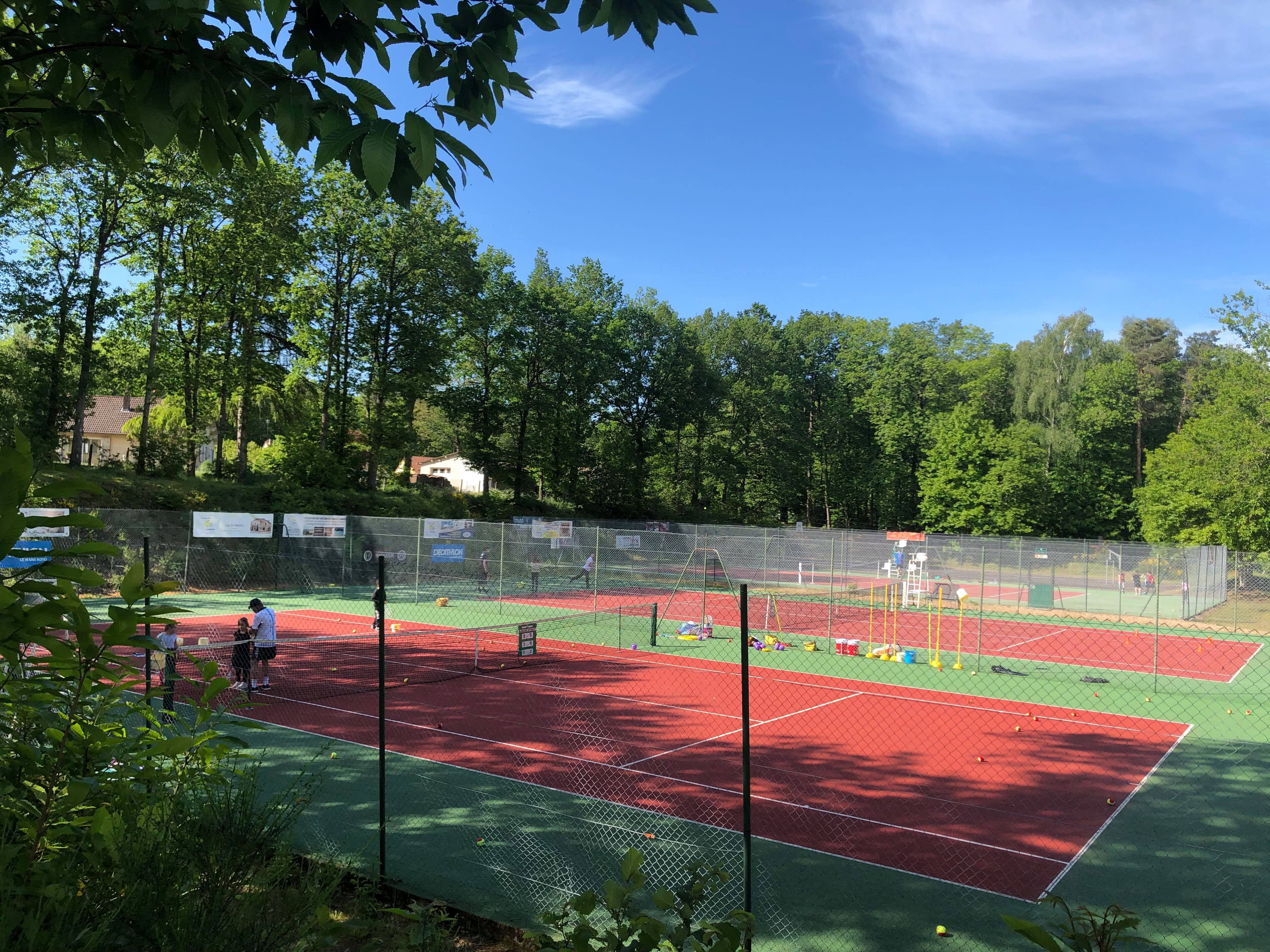 Terrain de tennis du club de lombron 