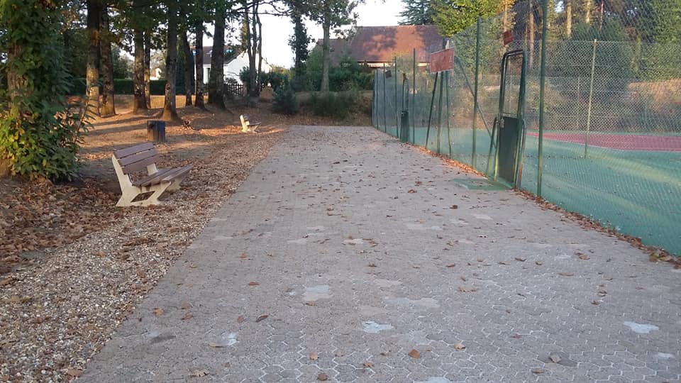 Les travaux des pavés devant les terrains de tennis 