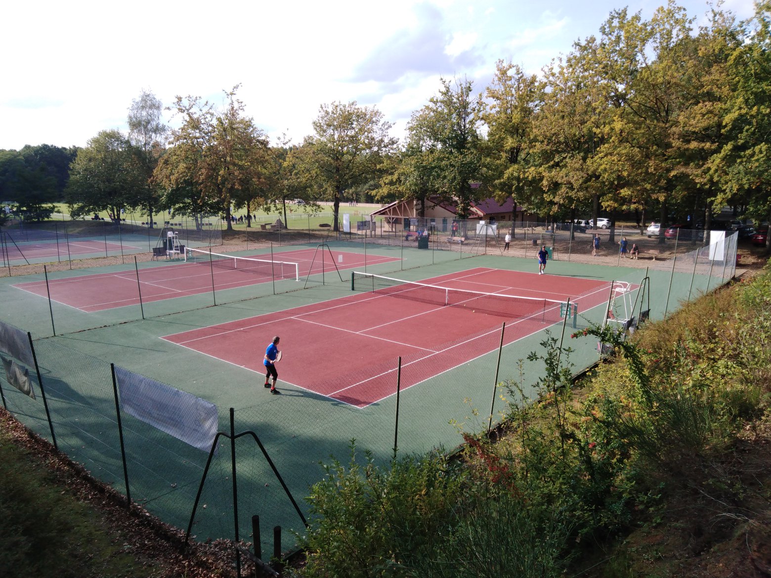 Terrain de tennis du club de Lombron 