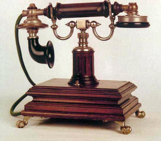 Berliner 1900, avec pieds en forme de "pattes de lion".