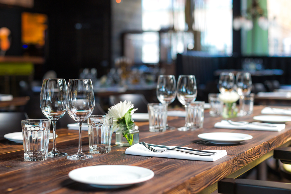 Restaurant-table-setting