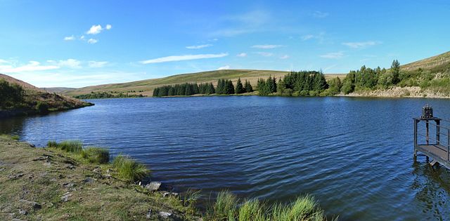 640px-Lac de la Terrisse -Veze-Cantal-