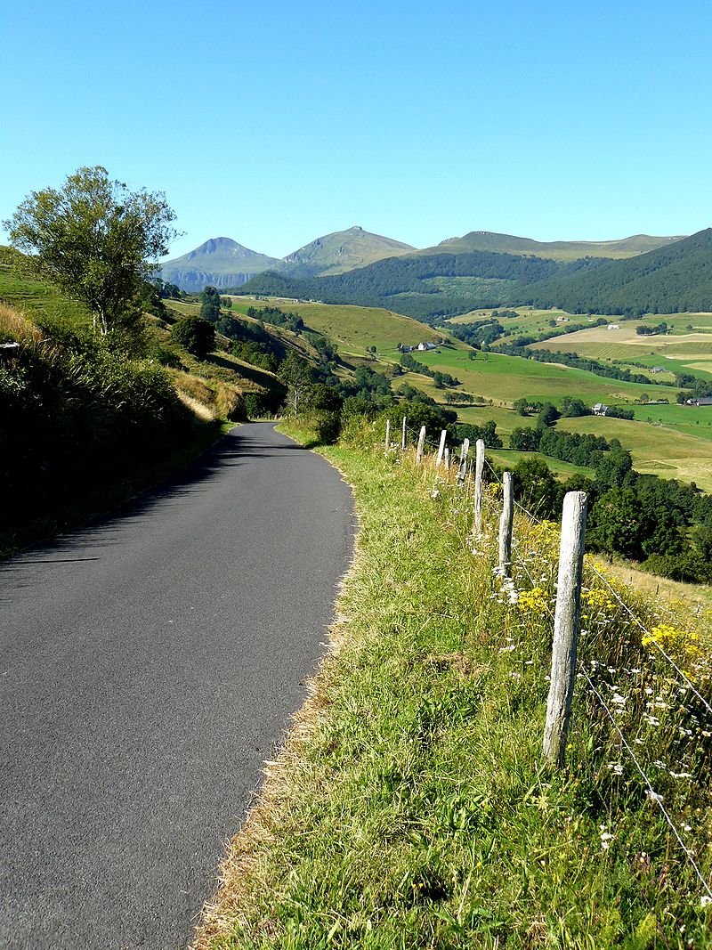 800px-Paysage Cantal 2007