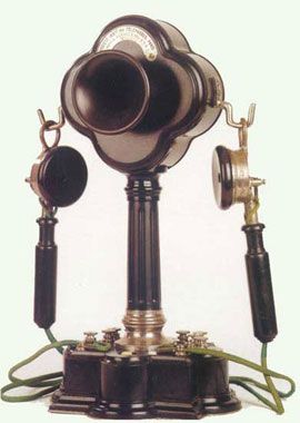 SIT micro fixe 1894, les écouteurs à manche se plaçaient sur chaque oreille, et la personne parlait dans le micro fixe.
