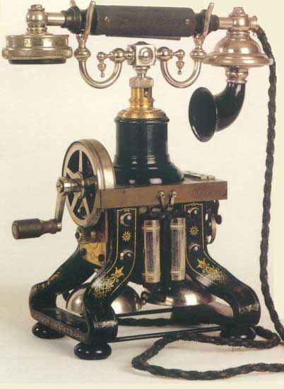 Ericsson 1894, dit "La Machine à coudre". Appareil spectaculaire avec un pied ornementé.