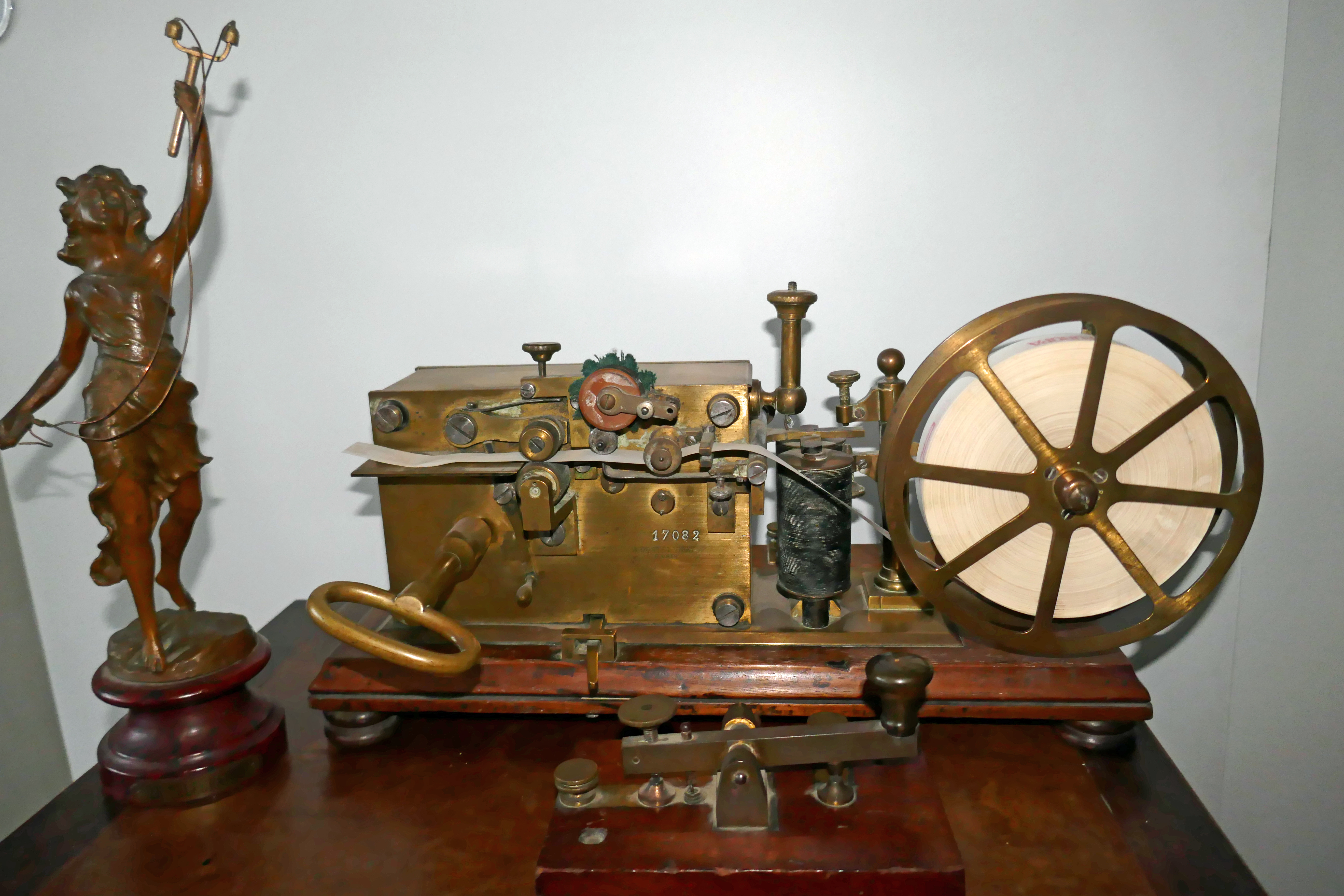 Appareil Morse, télégraphe électrique Morse des années 1860. Accompagné du statue allégorique au télégraphe, en régule.