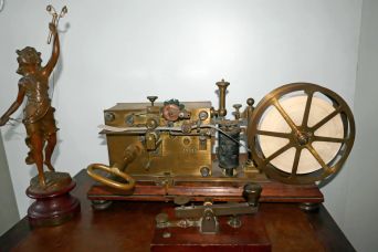 Appareil Morse, télégraphe électrique Morse des années 1860. Accompagné du statue allégorique au télégraphe, en régule.