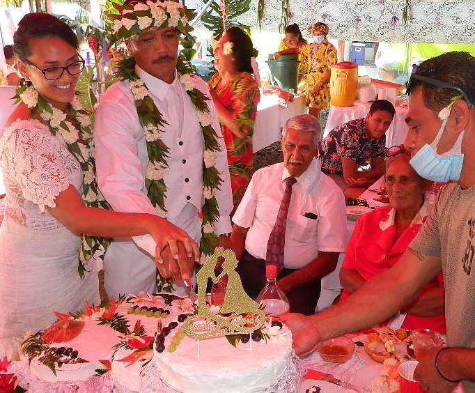 Mariage taoahere steeve decoupe gateau