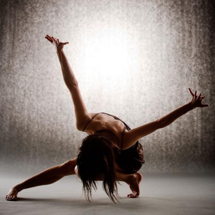 Danse-contemporaine-bas-pres-de-la-terre