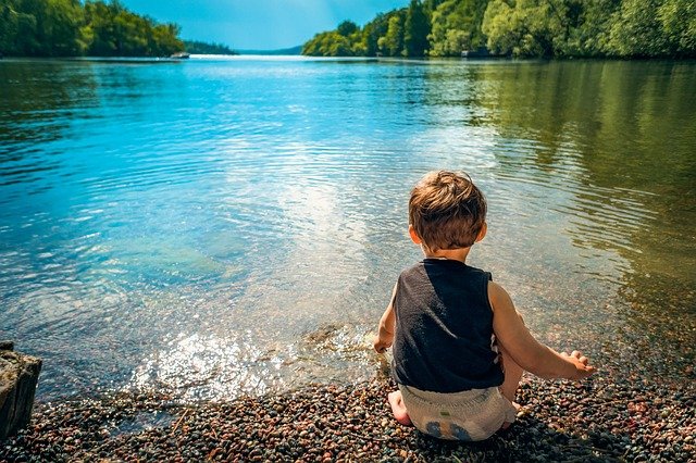 Image-enfant-bord-de-l-eau