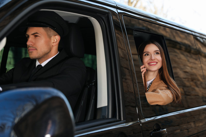 chauffeur professionnel avec une cliente