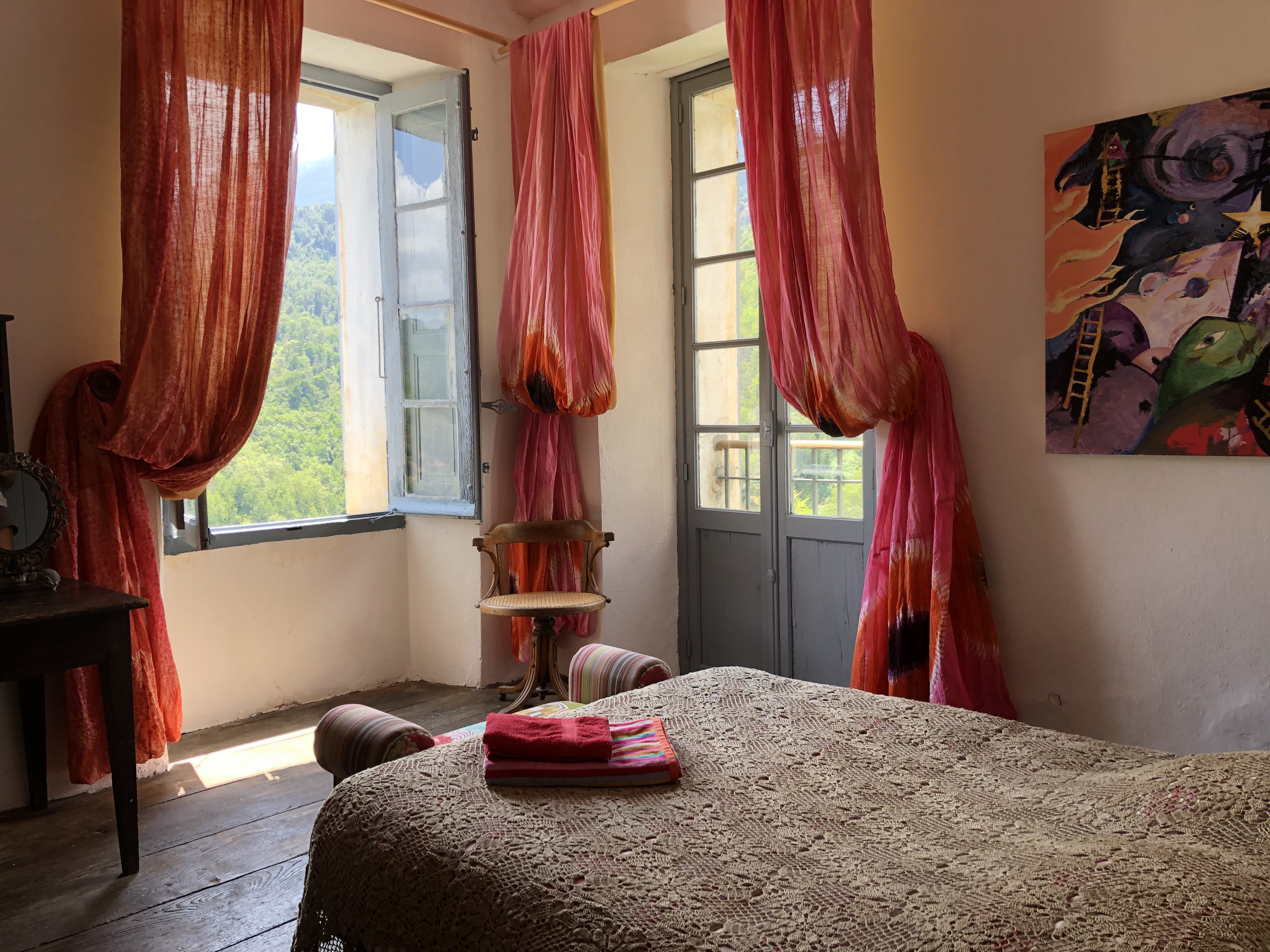 La chambre rose 2e etage fenetres au sud et a l ouest lit 140x190
