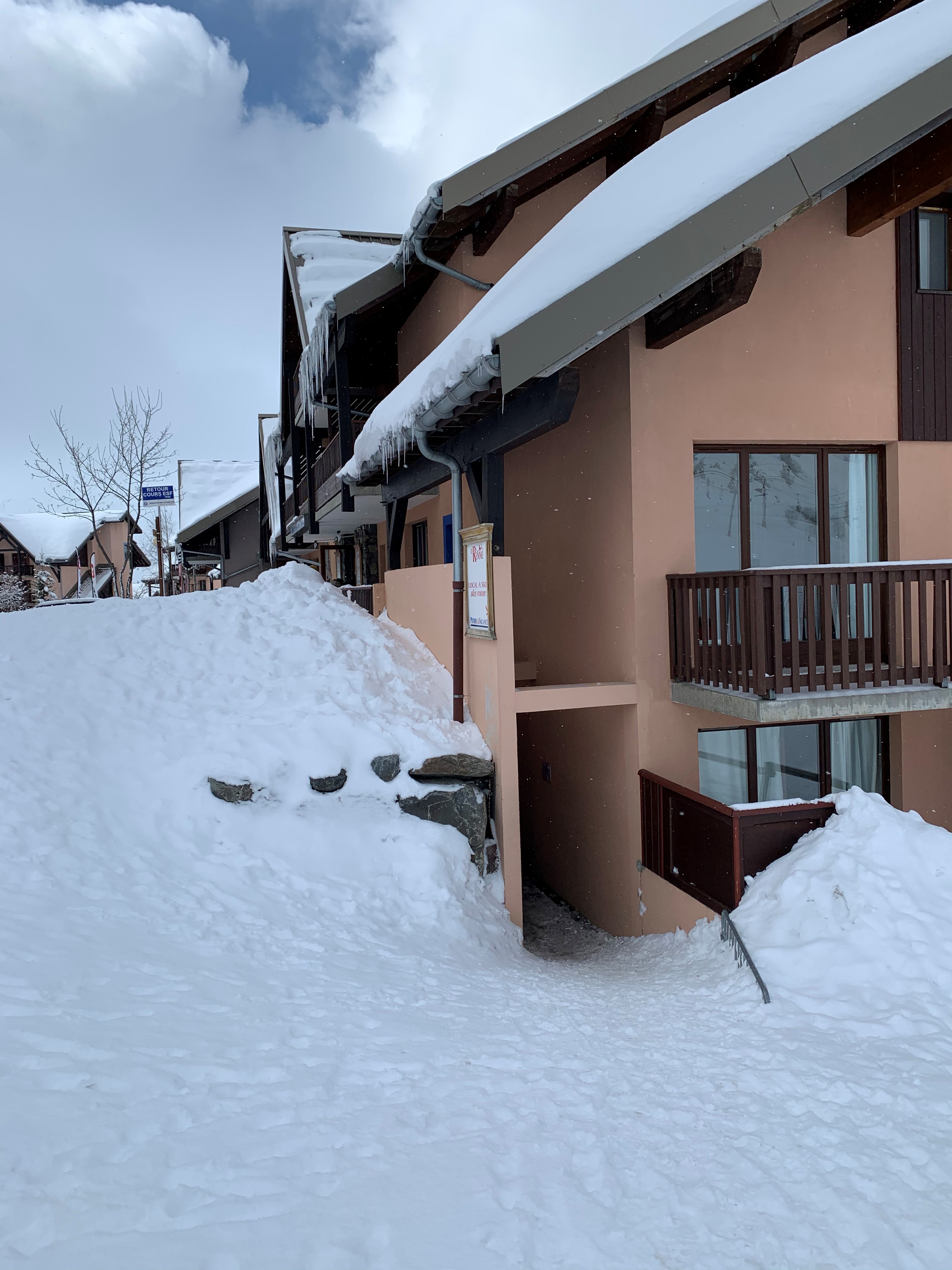 Entree local a ski exterieur