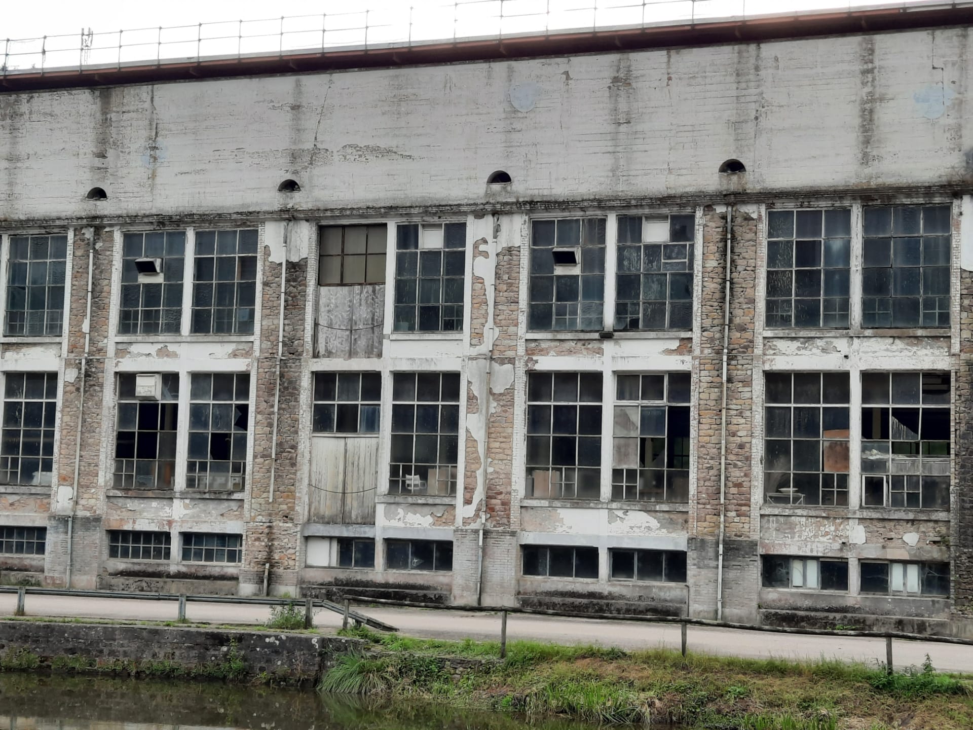Usine de couches-culottes Peaudouce, vieux bâtiment délabré pour faire plaisir à une certaine collègue que l'on sait amatrice 😉