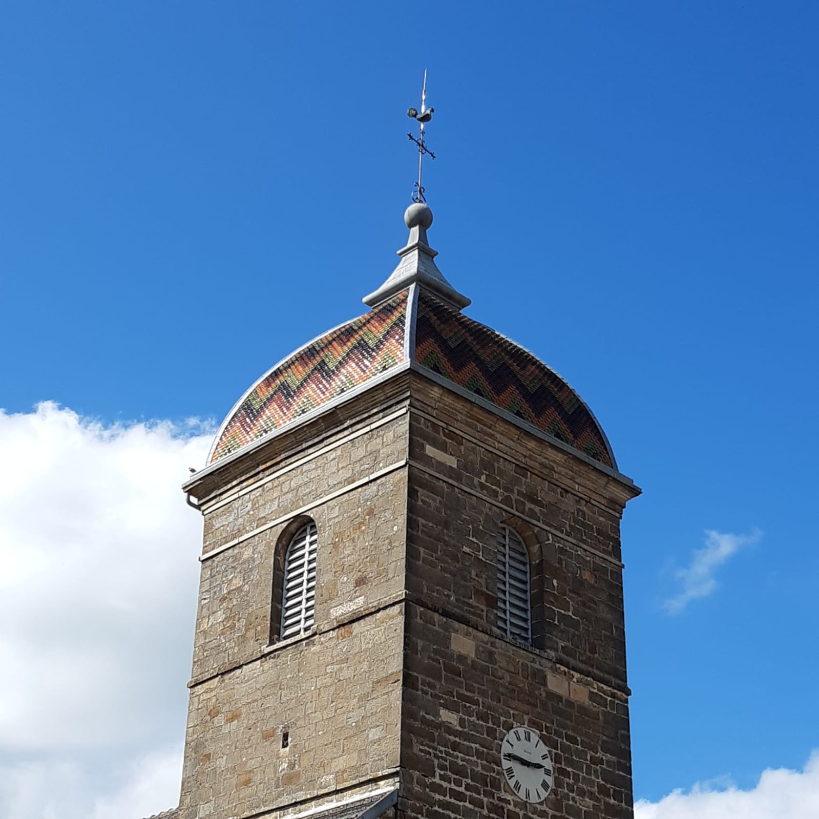 Plusieurs églises de la région ont ce type de toit "en tricot" bigarré 