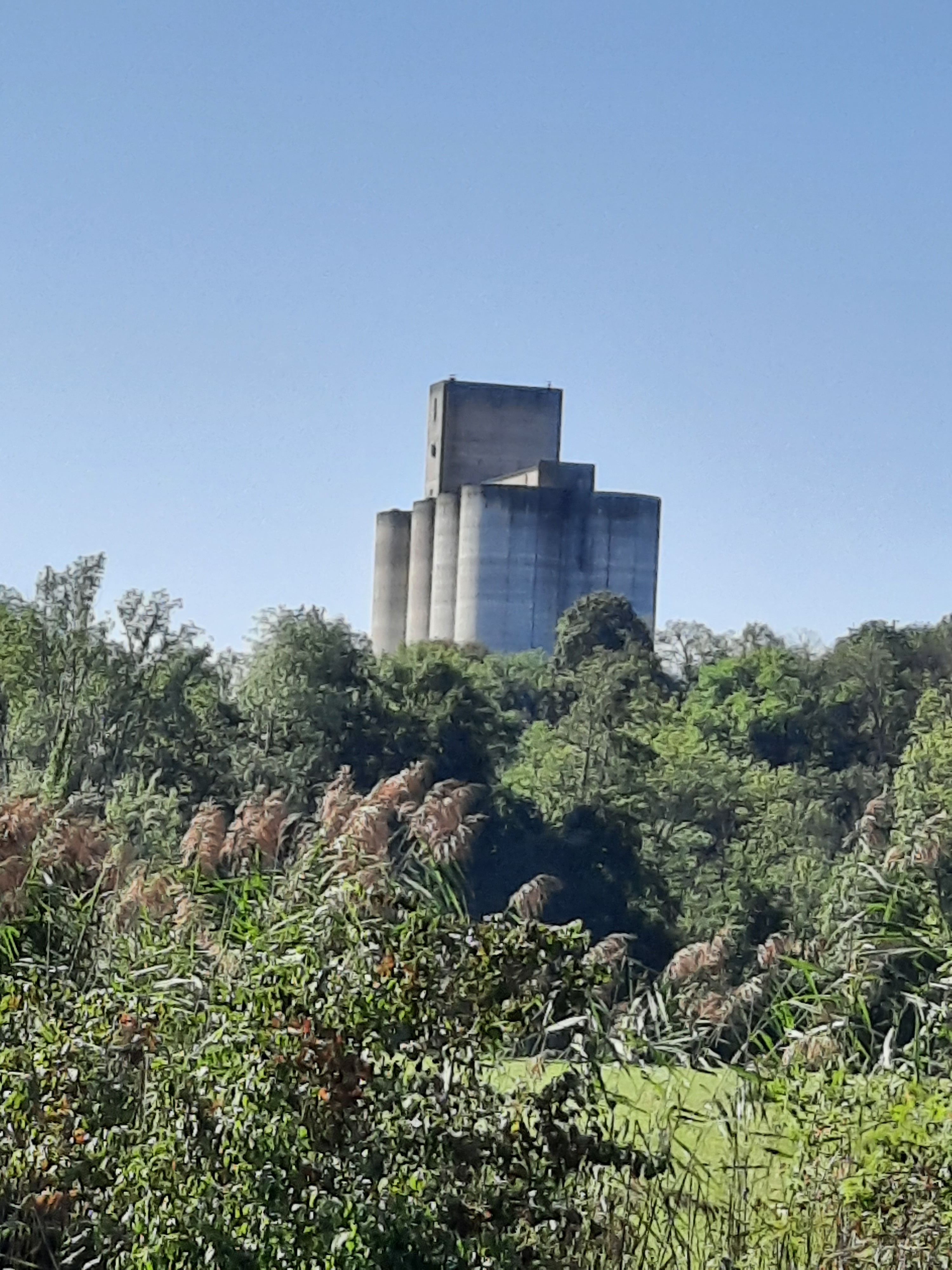 Certainement un important château médiéval, de facture très moderne