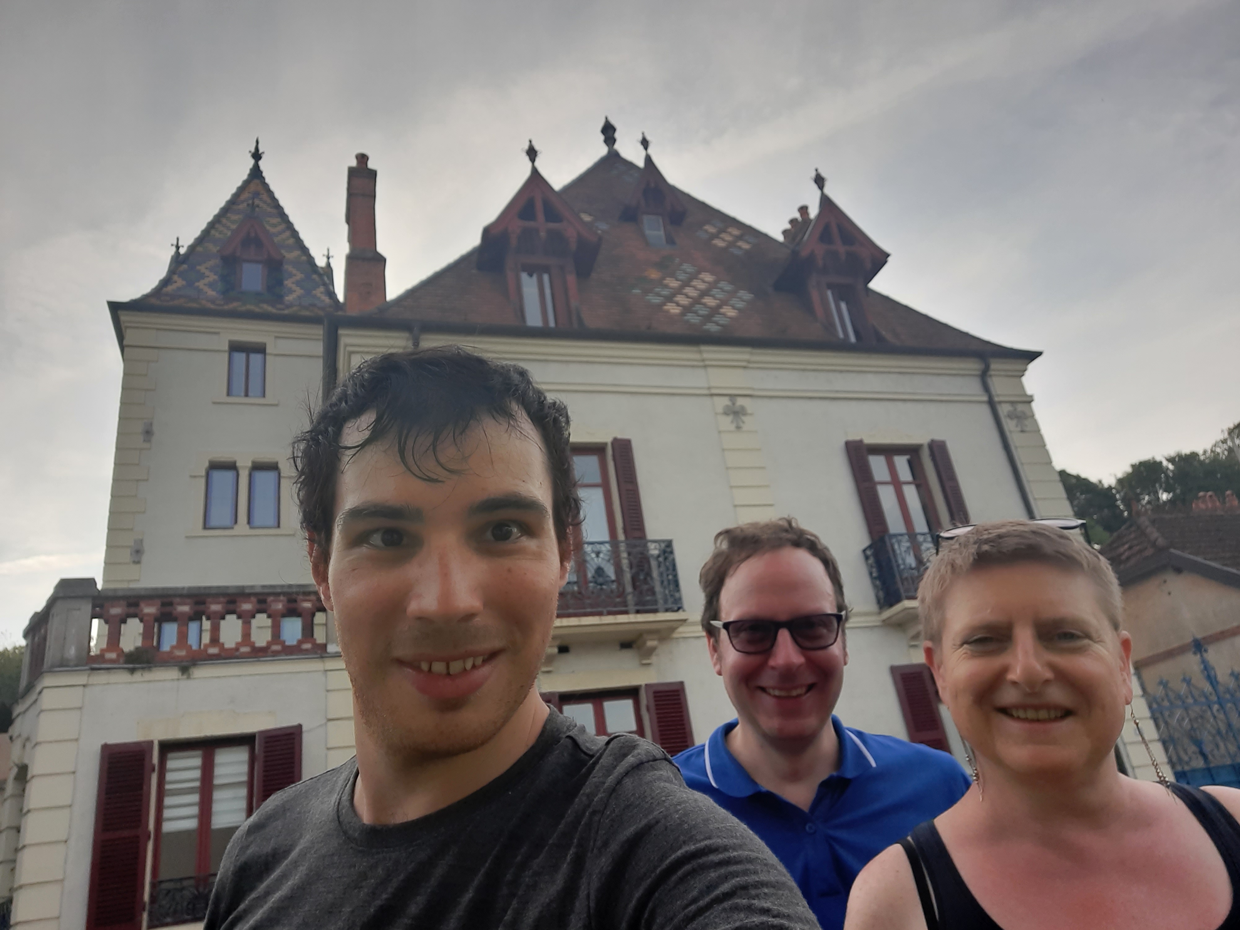 Derrière les trois couillons, une maison privée dont la photo dans le guide est indiquée comme représentant l'église de Pontailler (laquelle étant assez ordinaire, vous n'en verrez point de photo)