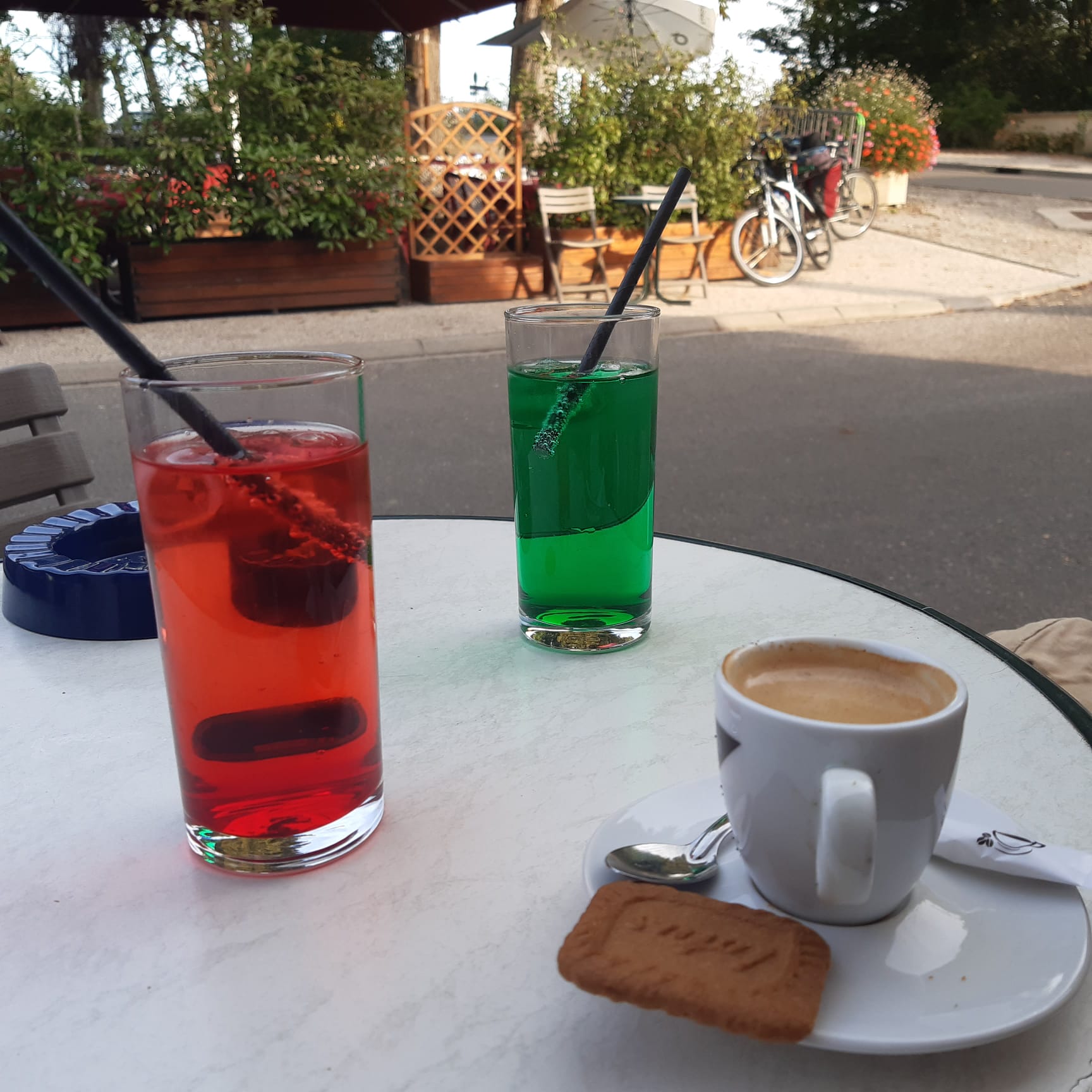 Mais qu'est-ce qu'ils ont mis au fond du diabolo grenadine de Daniel ??