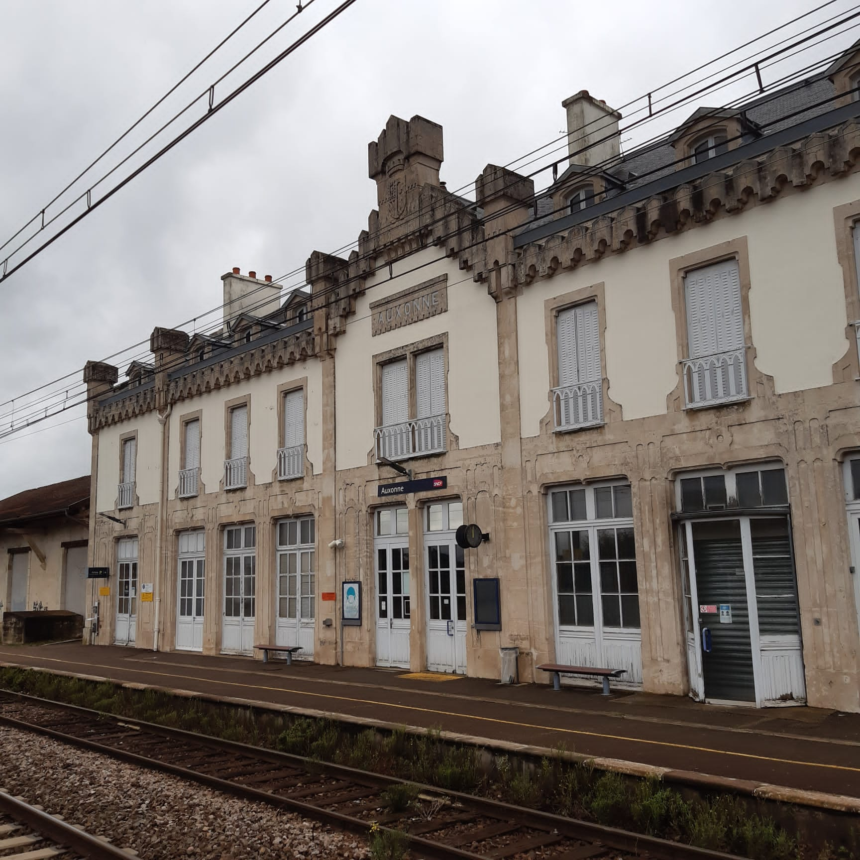 Vieille gare ouverte de 5 h 30 à 9 h 30 et de 14 heures à 17 heures en semaine (un peu plus longtemps le vendredi), mais complètement fermée le week-end 