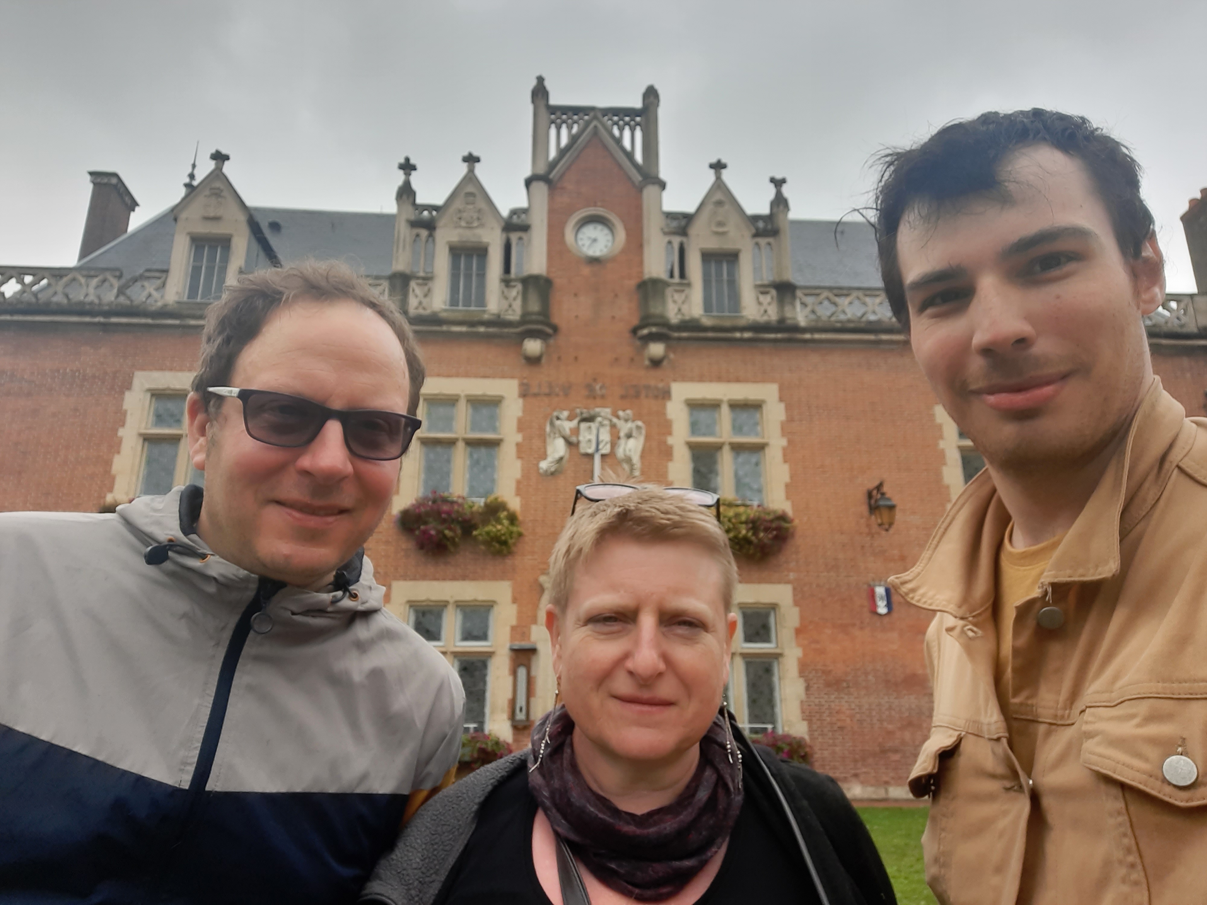 Le selfie du jour, devant l'hôtel de ville d'Auxonne 