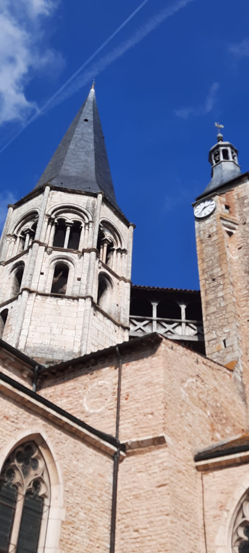 Église de Saint-Gengoux-le-national avec sa passerelle de bois entre la tour ancienne et la tour nouvelle