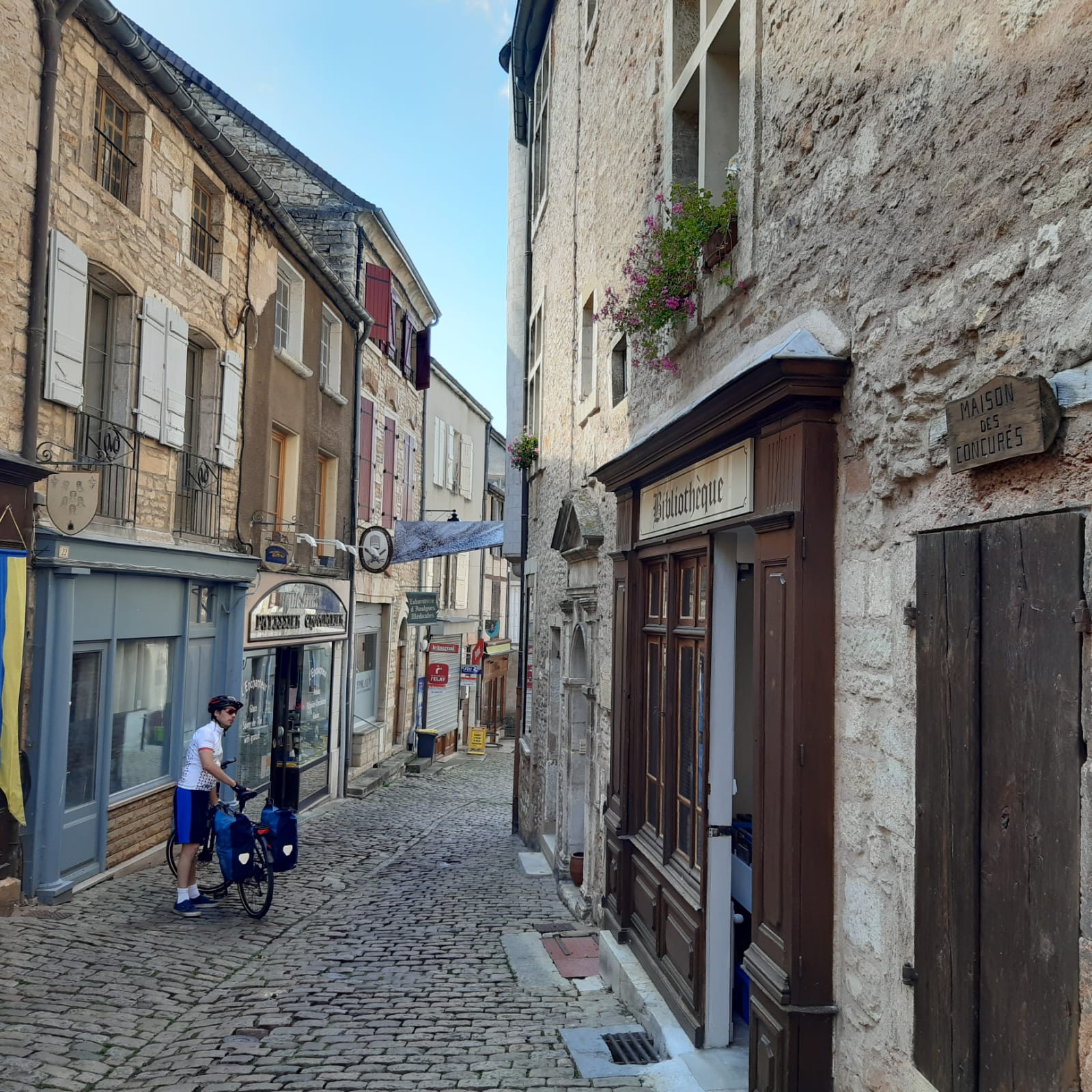 Dans les rues médiévales de la vieille ville de Saint-Gengoux