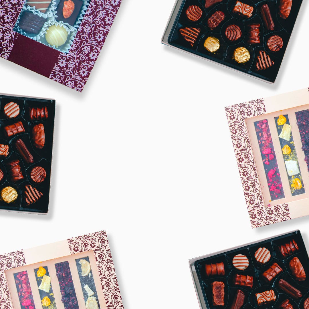 photo de coffrets de chocolats de plusieurs sortes sur fond blanc