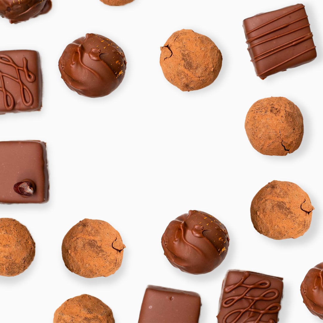 photo de chocolats de plusieurs sortes sur fond blanc