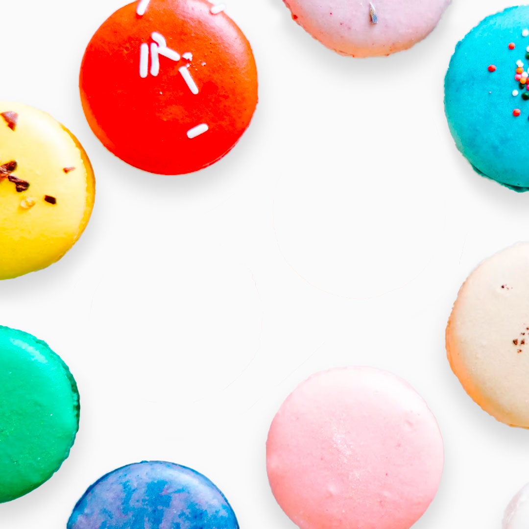 photo de macarons de plusieurs couleurs sur fond blanc