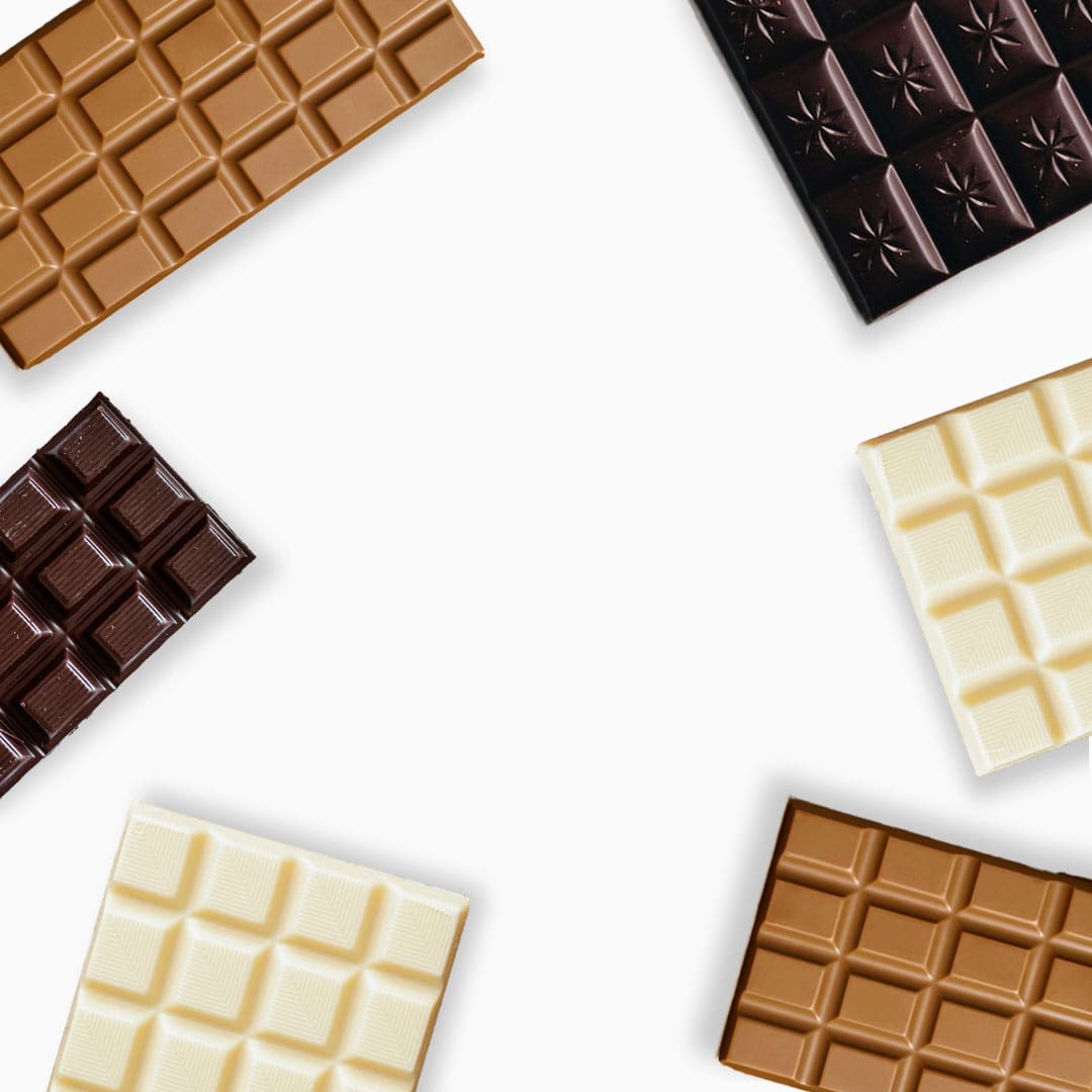 photo de tablettes de chocolat de plusieurs sortes sur fond blanc