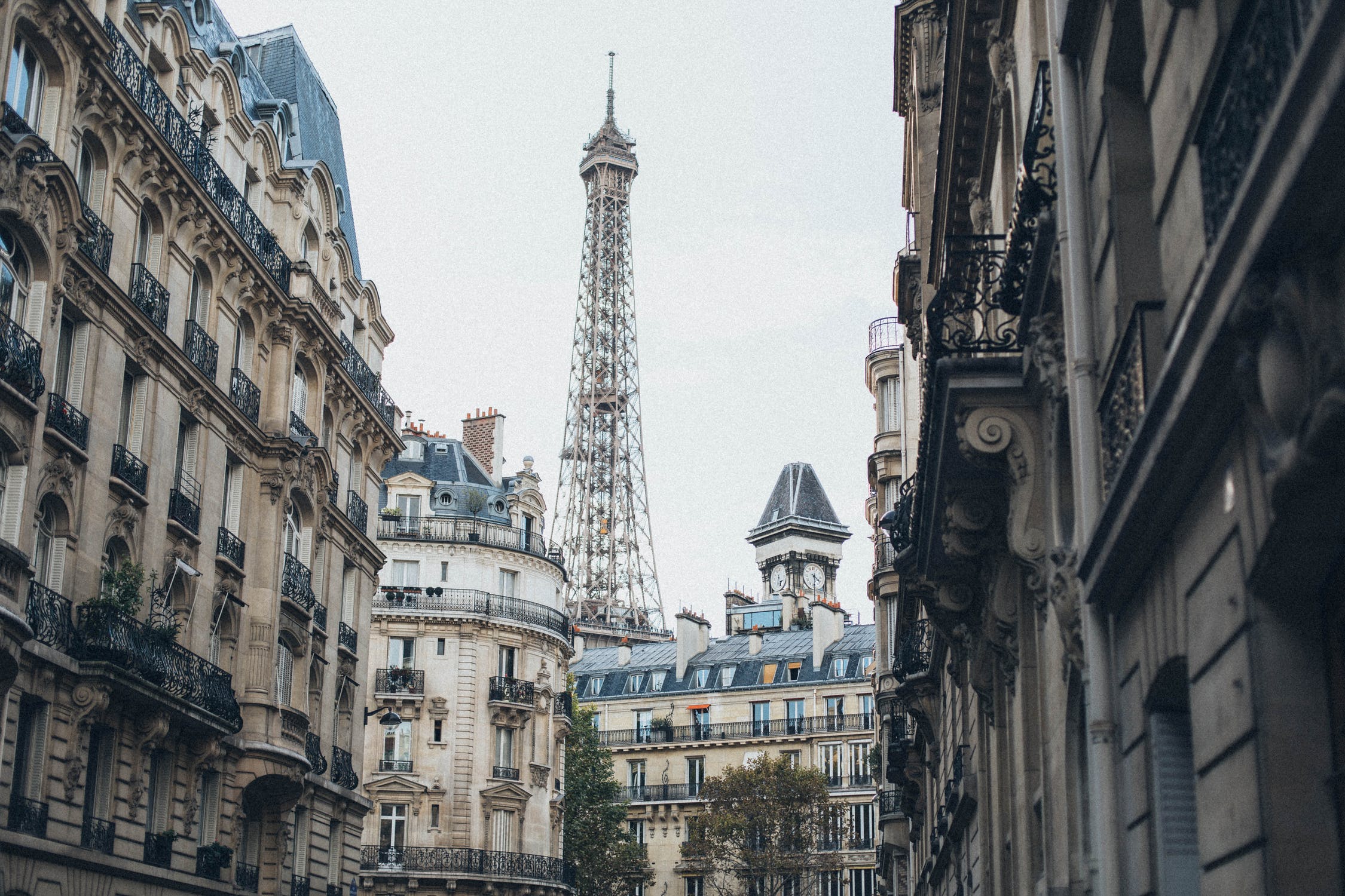 photo d'une rue de paris où l'on voit la Tour Eiffel au bout