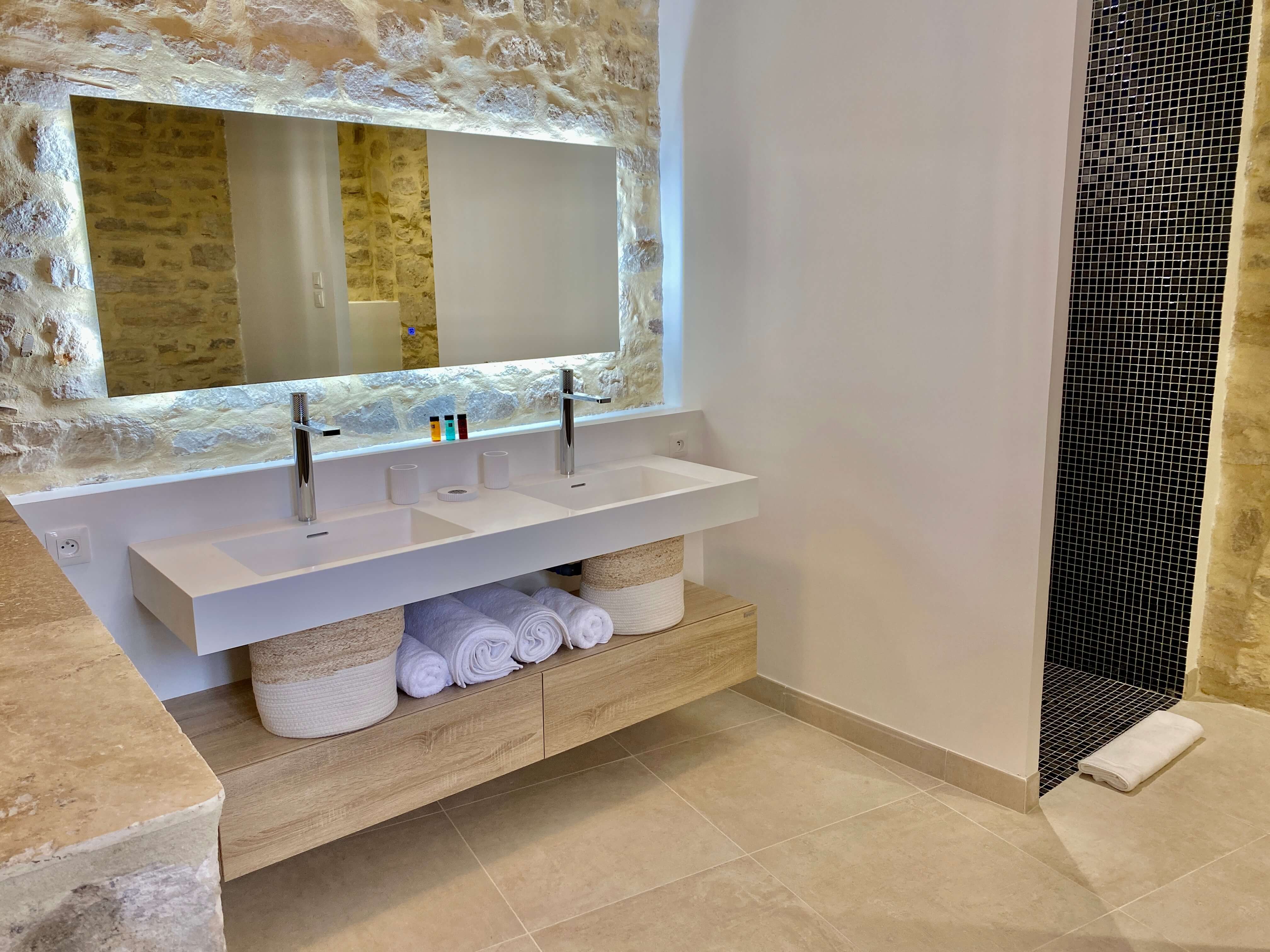 Salle-de-bain-sensation-maison-vendangeurs-martignargues-2
