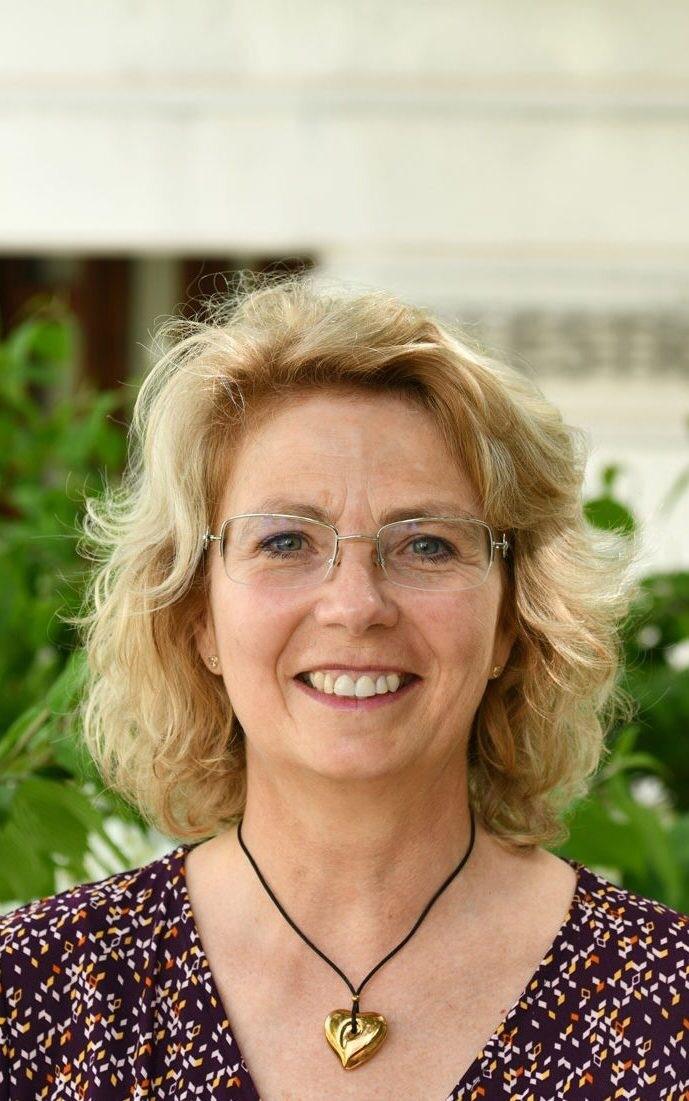 Mi chiamo Carlotta Saconney Abbo, sono nata e cresciuta a Torino. Dopo quattro anni trascorsi a Londra, nel 1994 ho scelto di venire a vivere a Chambéry.  Ho tre figli, un marito inglese e un nipotino. Sono responsabile editoriale di due grossi siti internet nel campo delle lingue e della poesia.
Implicata da sempre nella vita locale, se eletta, desidero, con la mia partecipazione al Comites di Chambéry, da una parte favorire l’integrazione dei cittadini italiani nella comunità francese aiutandoli a tutelare i propri diritti e interessi, dall'altra incoraggiare con delle azioni concrete la preservazione e la promozione dell’identità culturale e linguistica dei connazionali nati o non in Italia.