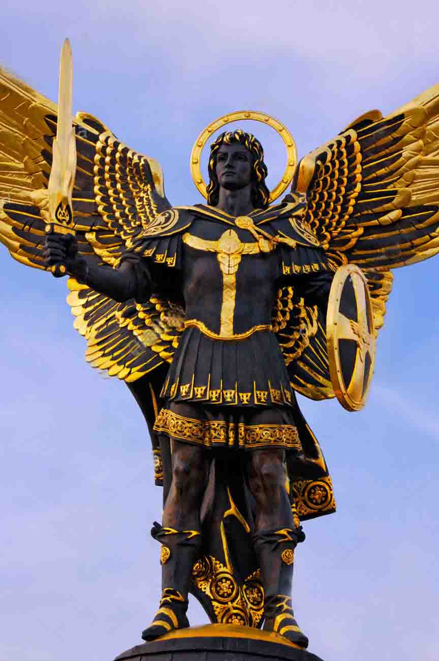 L-archange-michael-sculpture-en-symbole-de-kiev-ukraine-a1d0wm-copie