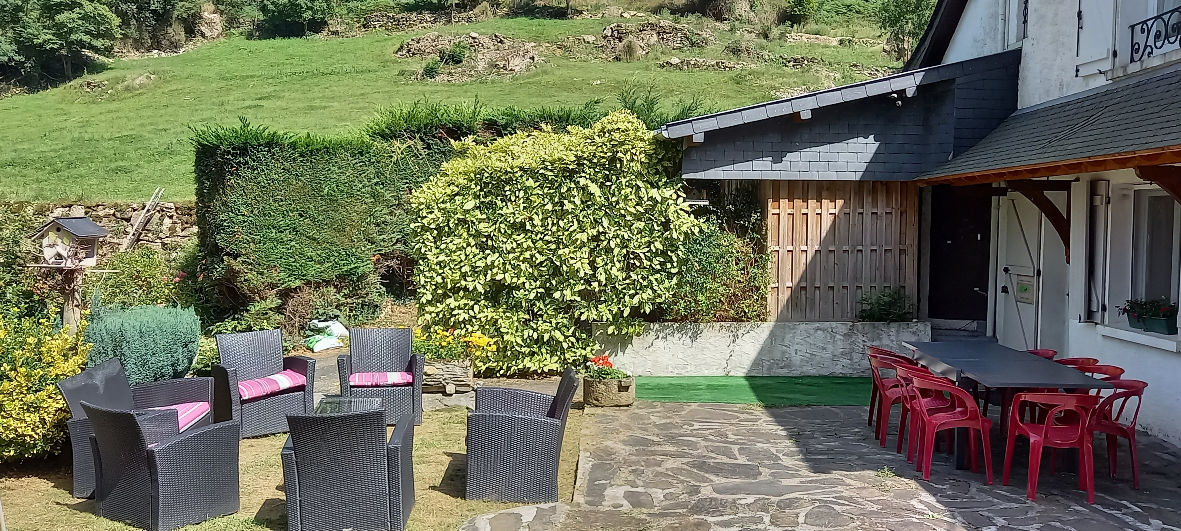 La terrasse et le salon de jardin maison  cavaliere 