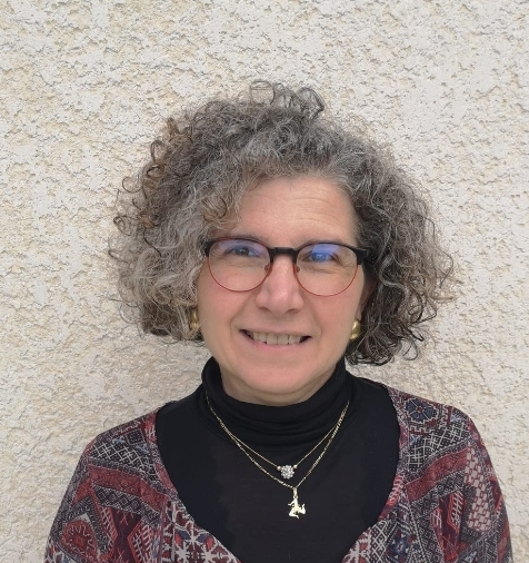 Mi chiamo Concetta Letizia Bevilacqua Policastro, sono nata a Chambéry. Da piccola ho frequentato la Missione Cattolica Italiana e sono cresciuta nel centro storico di Chambéry dove viveva gran parte della comunità italiana. Sono siciliana, di Barrafranca (EN) e nel '94 mi sono laureata a Torino in « Lingua e letteratura italiana » ottenendo a quel momento l’unica Laurea Bi-nazionale Franco-Italiana riconosciuta nei due paesi.
Lavoro da 15 anni nell’associazione per la promozione dell’italiano (Ente Gestore API) che promuove la lingua e la cultura italiana nelle scuole elementari francesi che hanno scelto l’italiano comme « langue vivante » e presso un pubblico adulto francese che vuole imparare la nostra bellissima lingua!
Attiva anche in altre associazioni italianistiche che promuovono la lingua, cultura e civiltà italiana, immagino un Comites presente, attivo, creativo e che informi e ritrovi una dinamica di incontro tra italiani per condividere le tradizioni culinarie. 