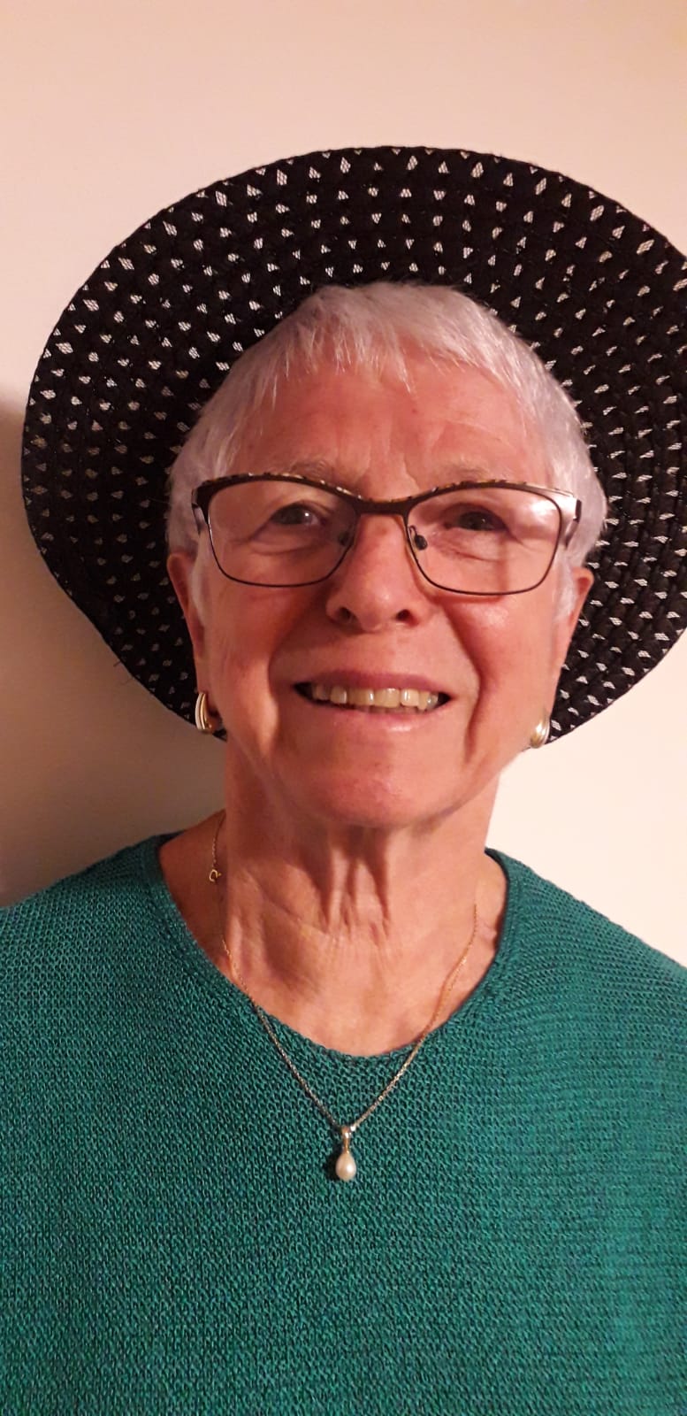 Mi chiamo Ada Cavallo. I miei genitori sono venuti in Francia nel 1956, partiti come tanti Veneti in quegli anni per un futuro migliore.

Ho avuto la fortuna di studiare, di lavorare al ministero dei lavori pubblici, poi all’università nelle risorse umane. Sono sposata, ho 3 figli e 6 nipotini.
Ho sempre frequentato la Missione Cattolica Italiana a Chambéry, aiutando le suore nelle pratiche amministrative. 
Vorrei un Comites trasparente e democratico che mantenesse viva la memoria dei nostri emigrati, avesse uno sguardo benevolo e un’azione verso i nostri anziani. Un vero sostegno anche per i nuovi arrivati. 
L'Italia la porto sempre nel cuore. 