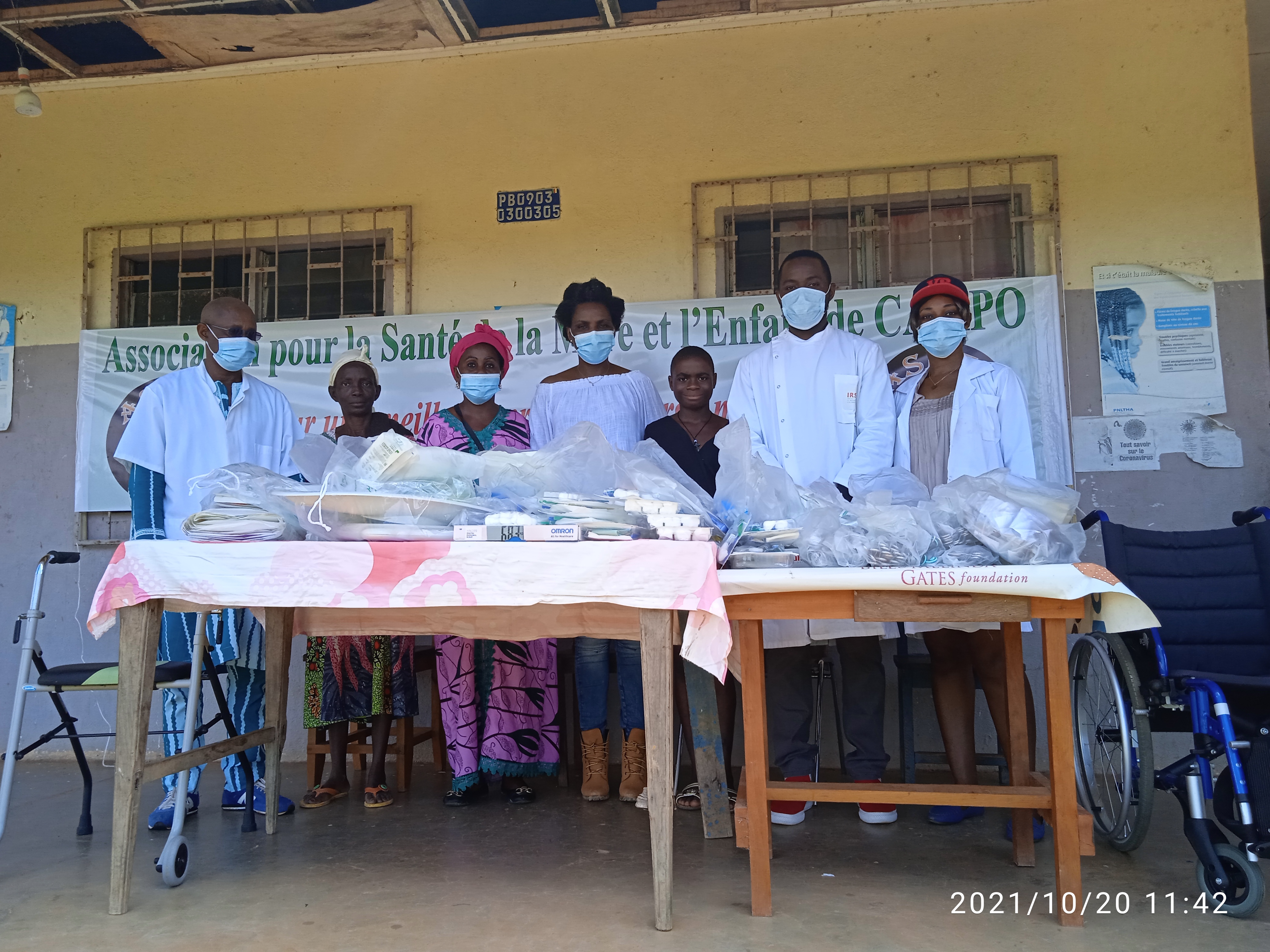Installation d'une moustiquaire lors d'une mission ASMEC