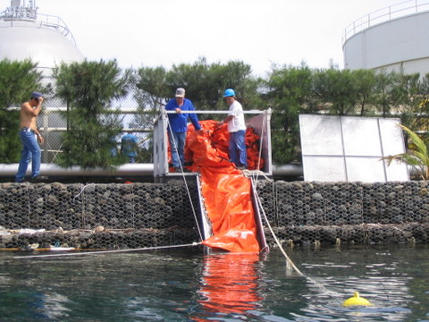 Barrage anti pollution pour les produits petroliers 001