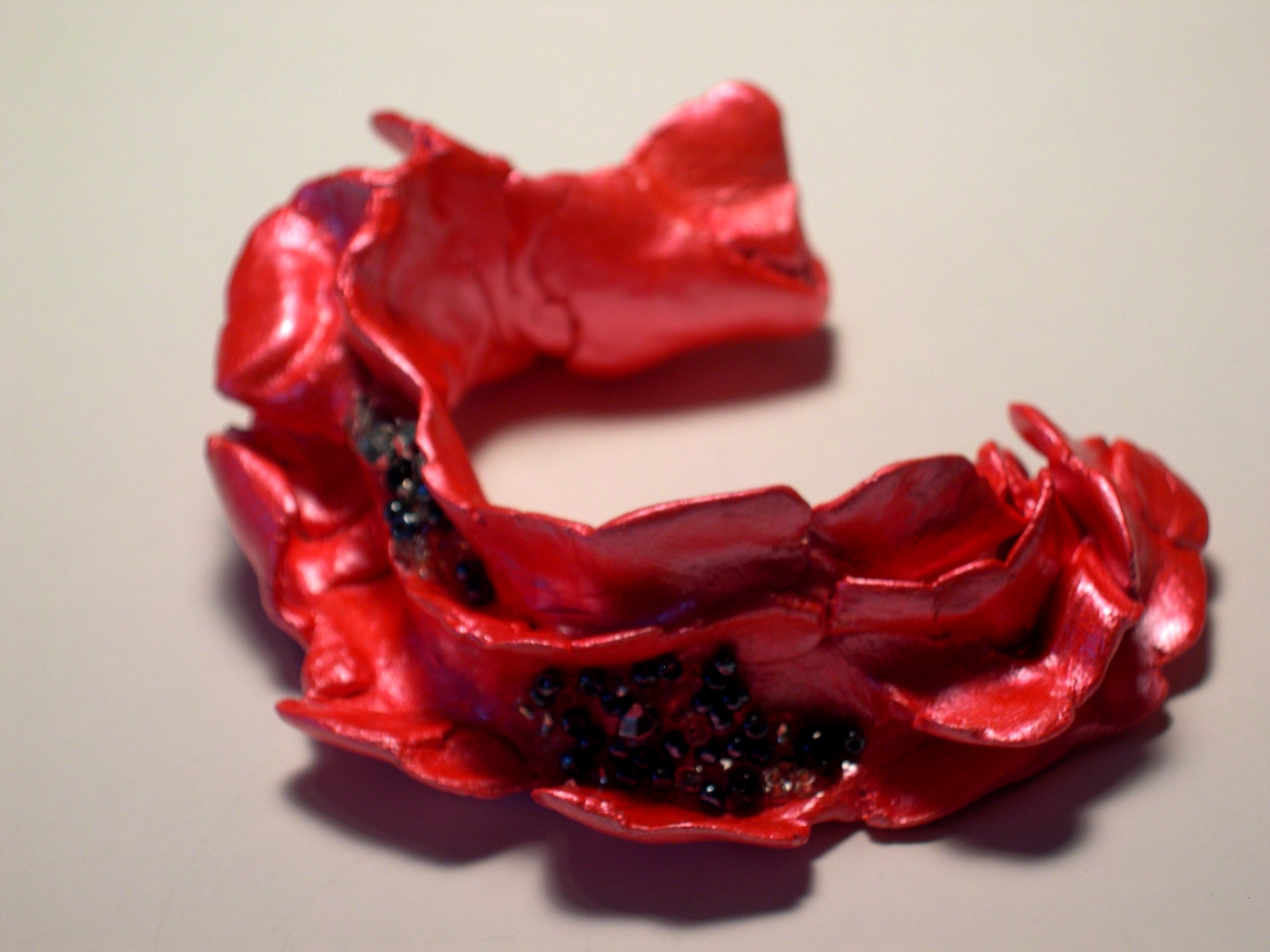 O nada kosseim t2 bracelet rougeavec strass rocaille t2