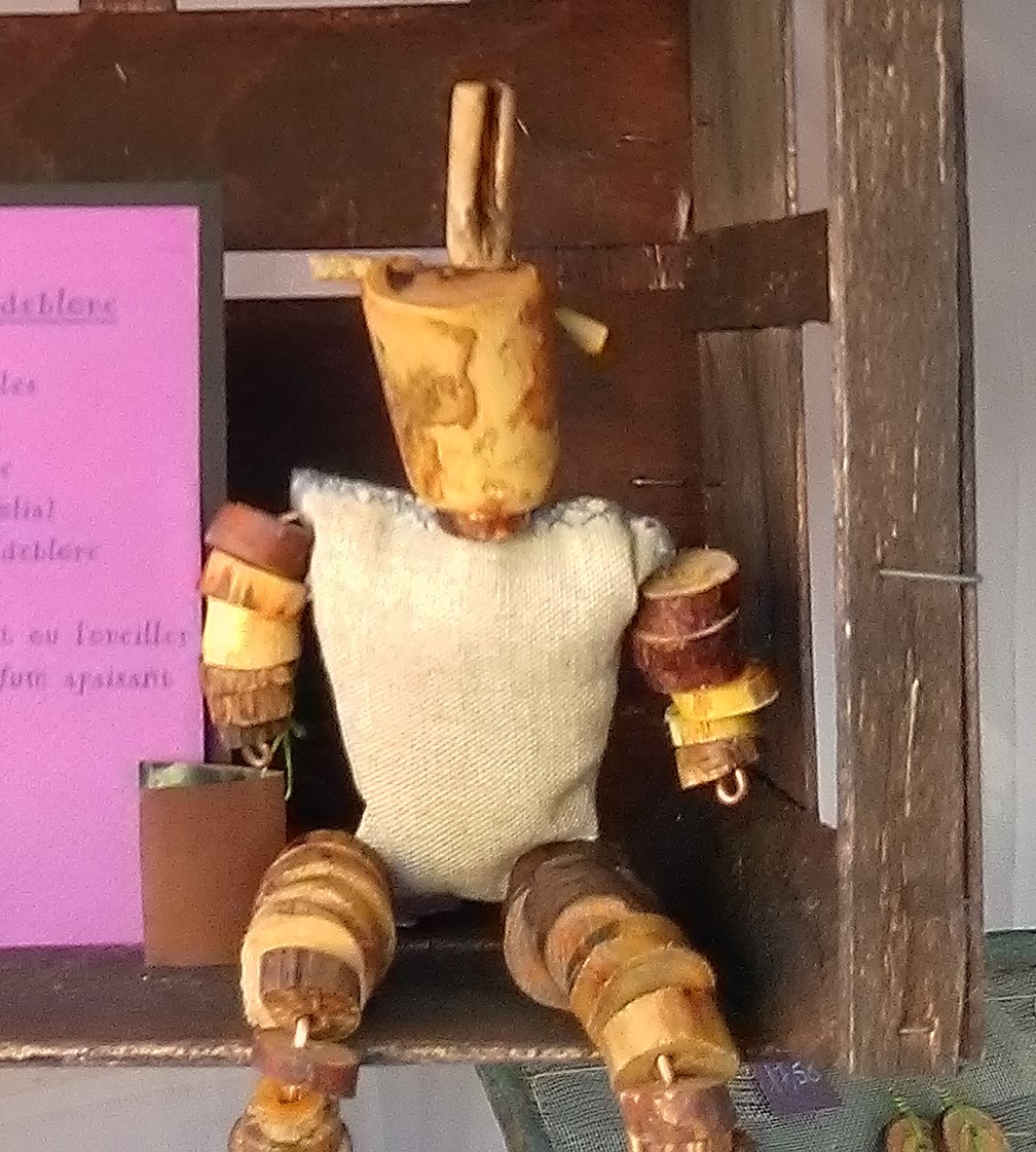 Didou, Esprit de Valdeblore
Personnage articulé en bois
Corps sachet en toile de lin cousu main, rempli de lavande sauvage récoltée et séchée à Valdeblore.