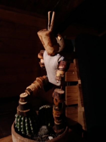 Didou, Esprit de Valdeblore
Personnage articulé en bois
Corps sachet en toile de lin cousu main, rempli de lavande sauvage récoltée et séchée à Valdeblore.