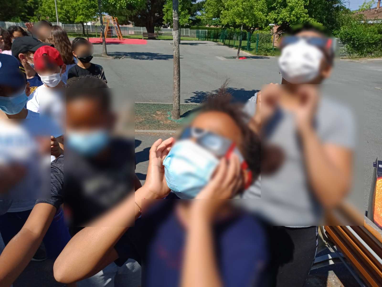 Atelier astronomie, observation du Soleil avec des filtres spéciaux.